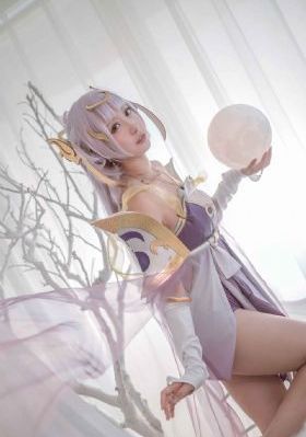 小女孩在床上打扑克的注意事项_4K高清完整版播放